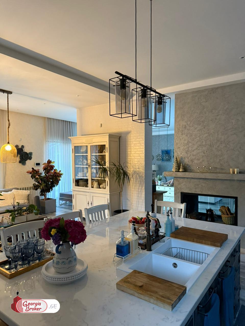 продается дом с новым ремонтом 8-комнат